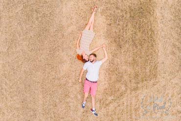 Couple allongé dans son champs de blé fraichement coupé