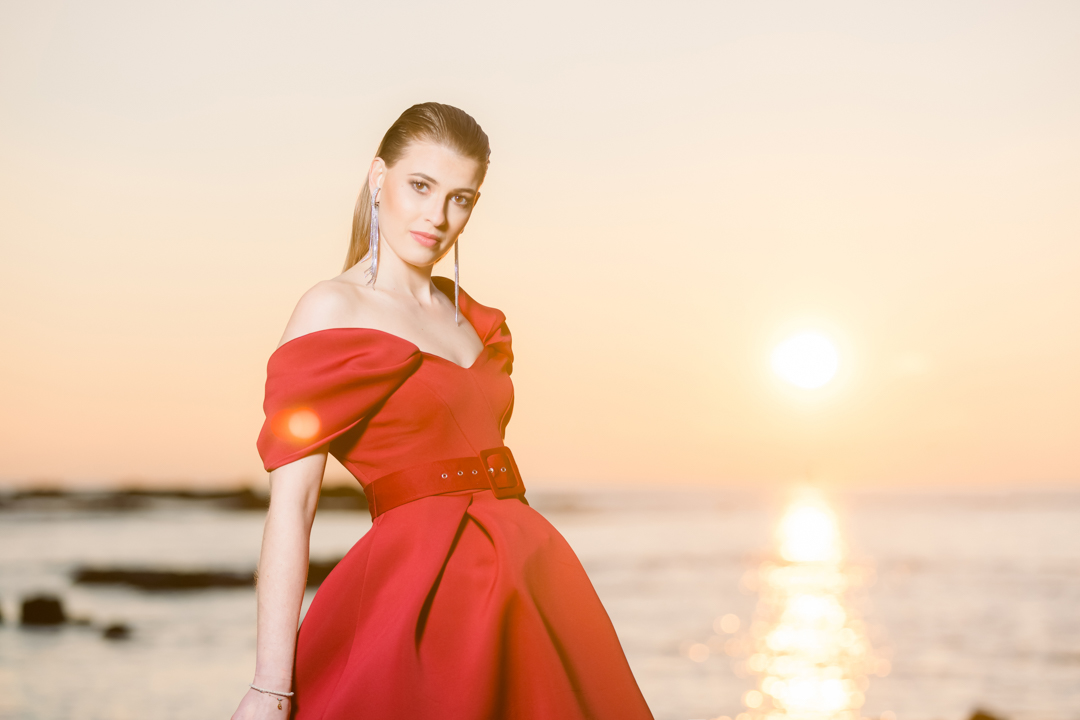 Portrait d'une jeune femme en robe de soirée dans la mer