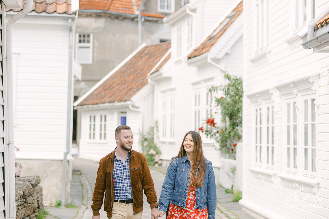 Sance engagement dans les rues d'une petite ville de Norvge