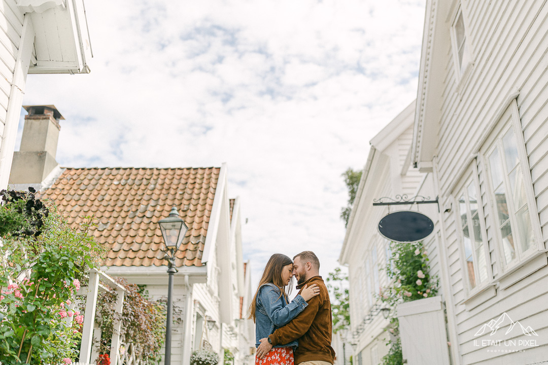 Sance engagement dans les rues d'une petite ville de Norvge