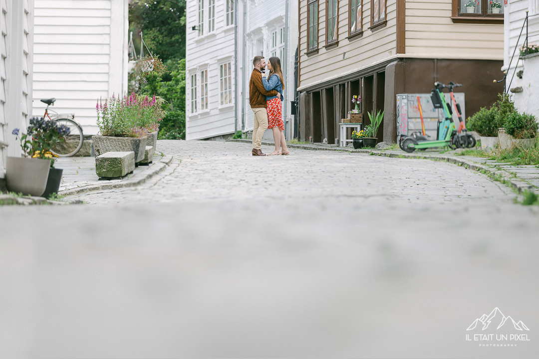 Sance engagement dans les rues d'une petite ville de Norvge