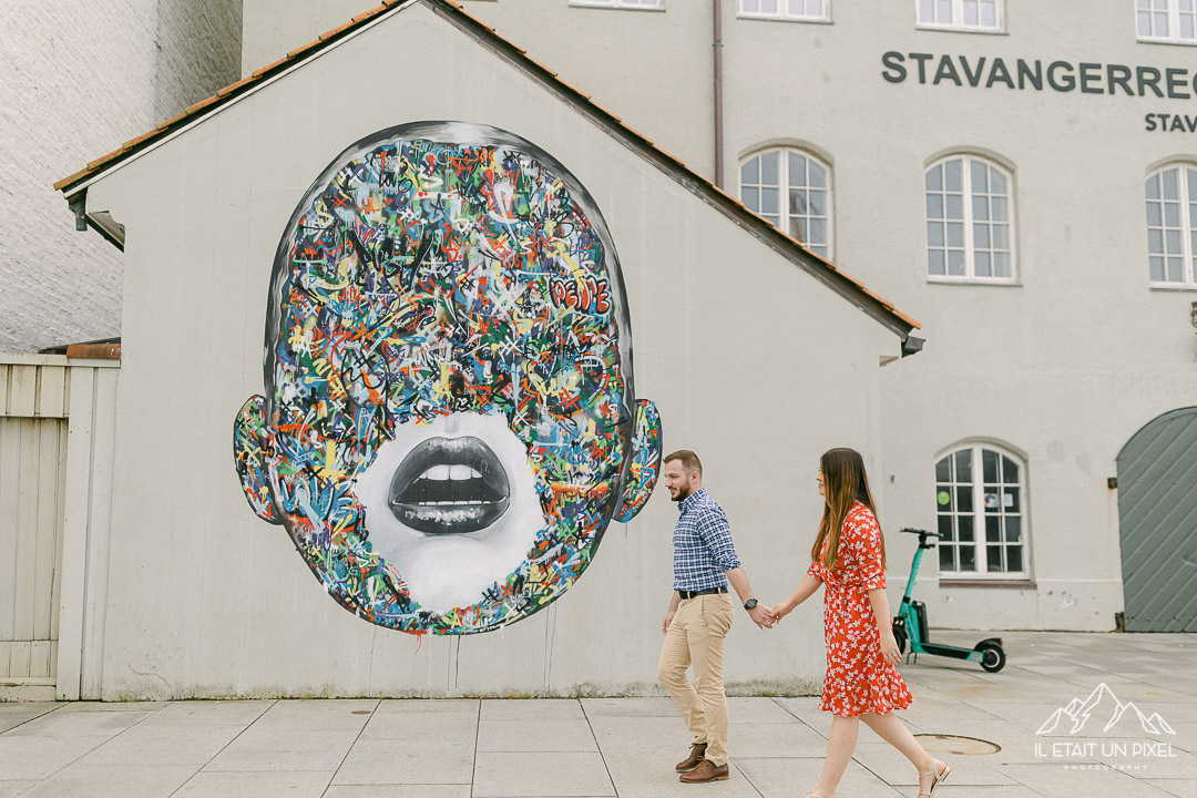 Sance engagement dans les rues d'une petite ville de Norvge