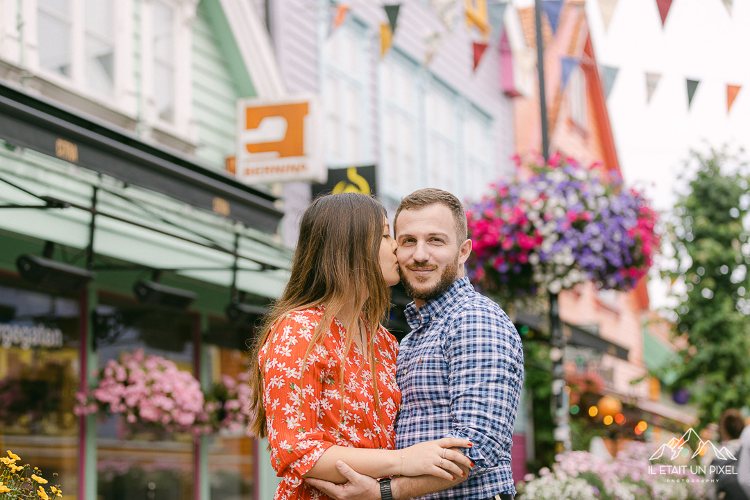 Sance engagement dans les rues d'une petite ville de Norvge