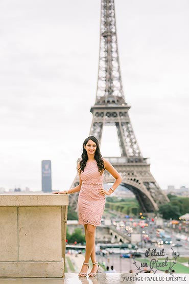 Portrait d'une future mariée americaine au  Trocadero près de la Tour Eiffel pour son shooting EVJF