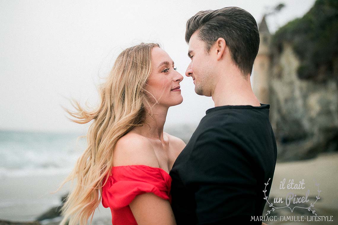 Sance engagement sur une plage californienne