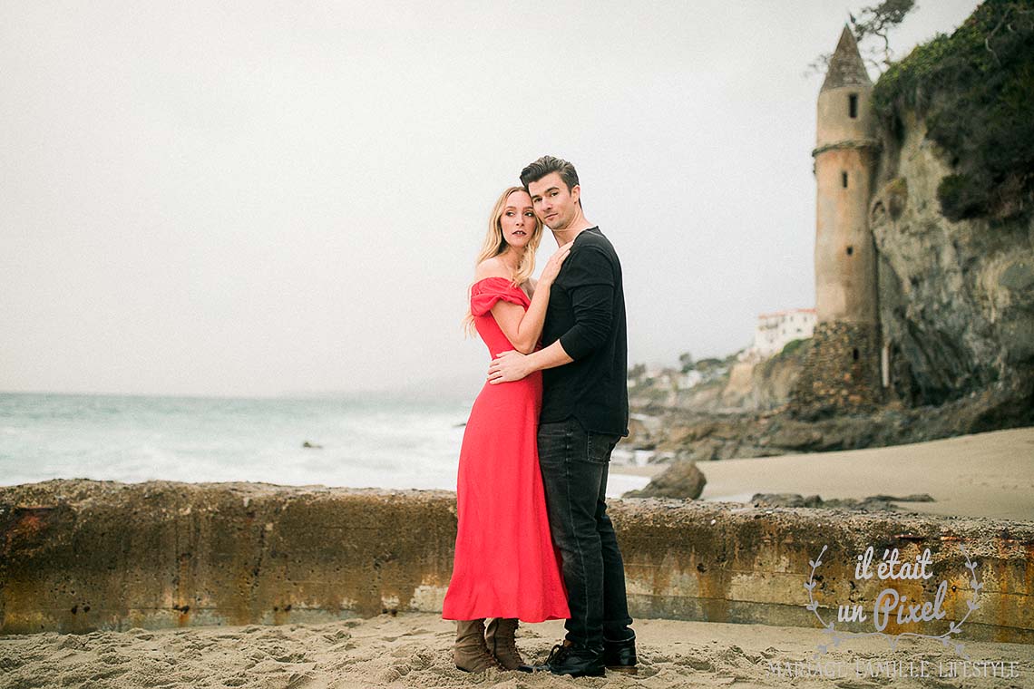 Sance engagement sur une plage californienne