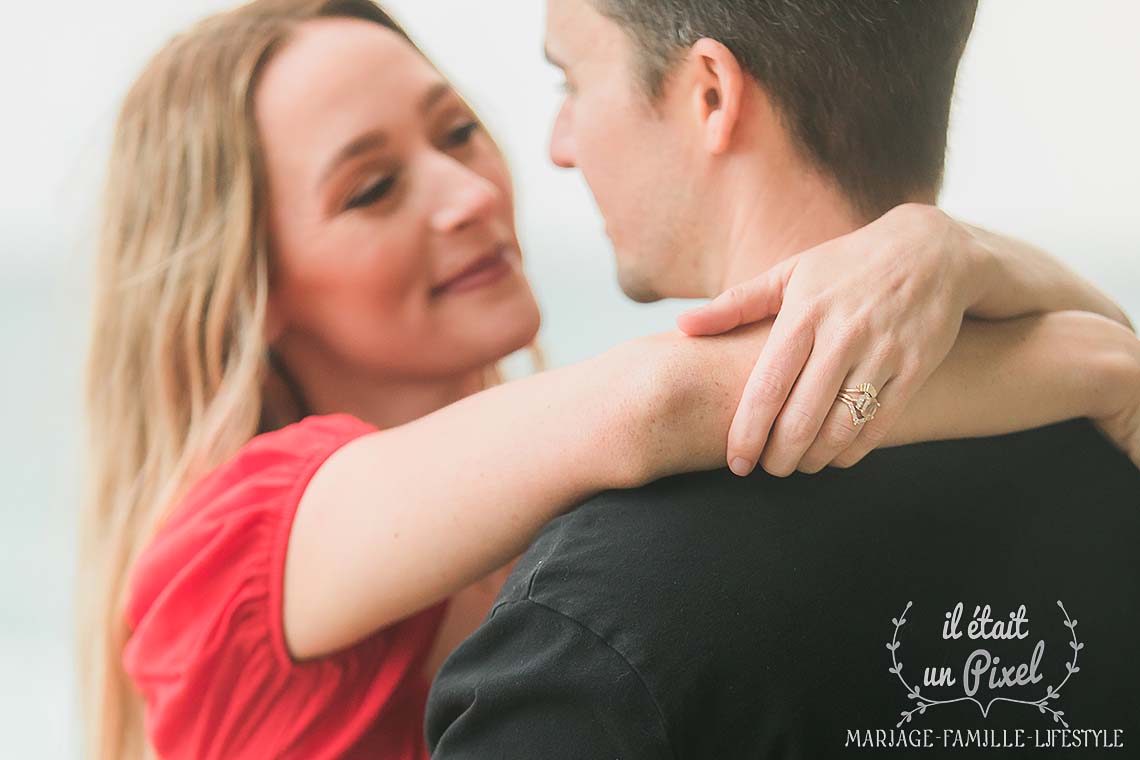 Sance engagement sur une plage californienne