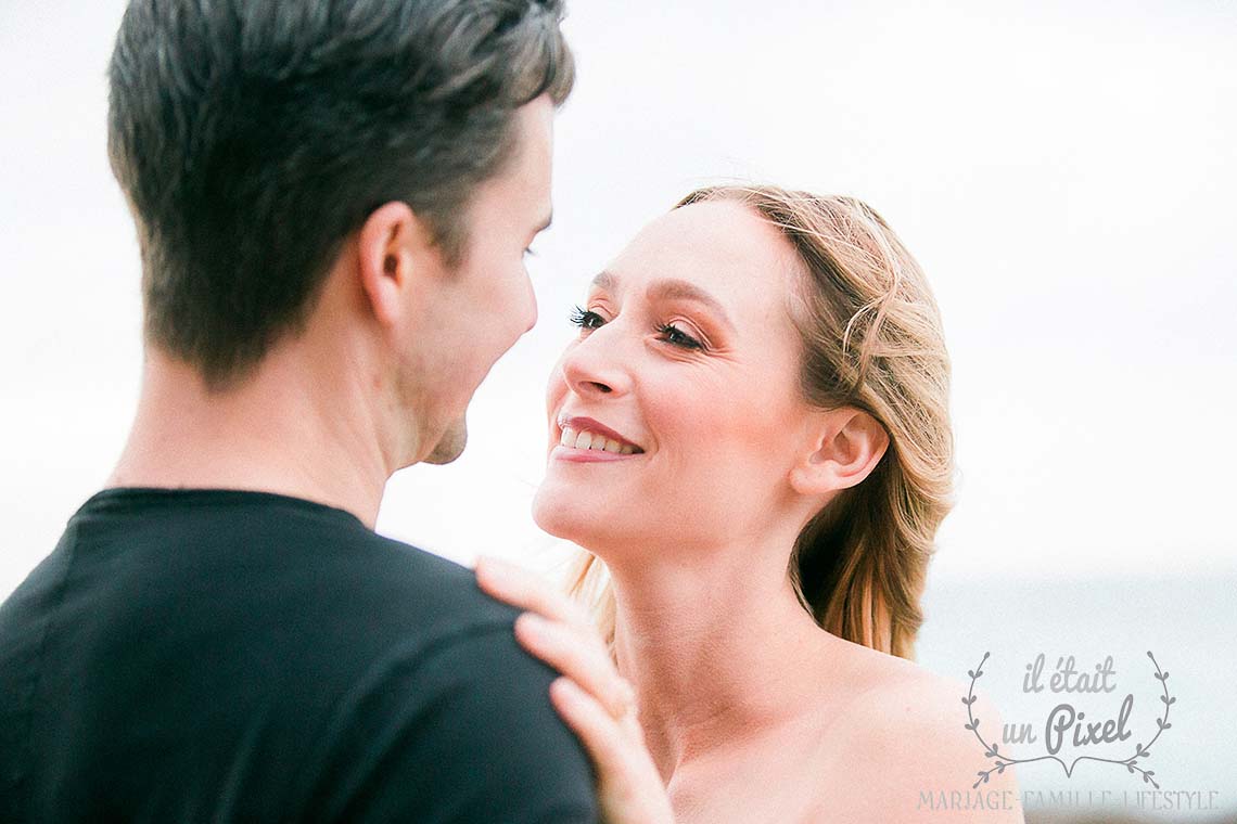 Sance engagement sur une plage californienne