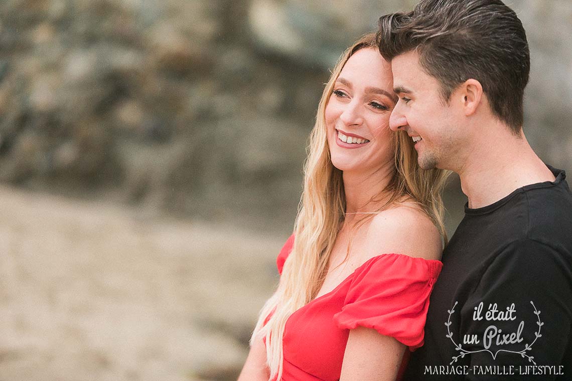 Sance engagement sur une plage californienne