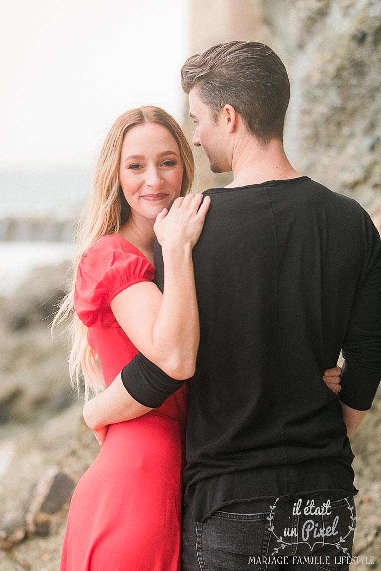 Sance engagement sur une plage californienne