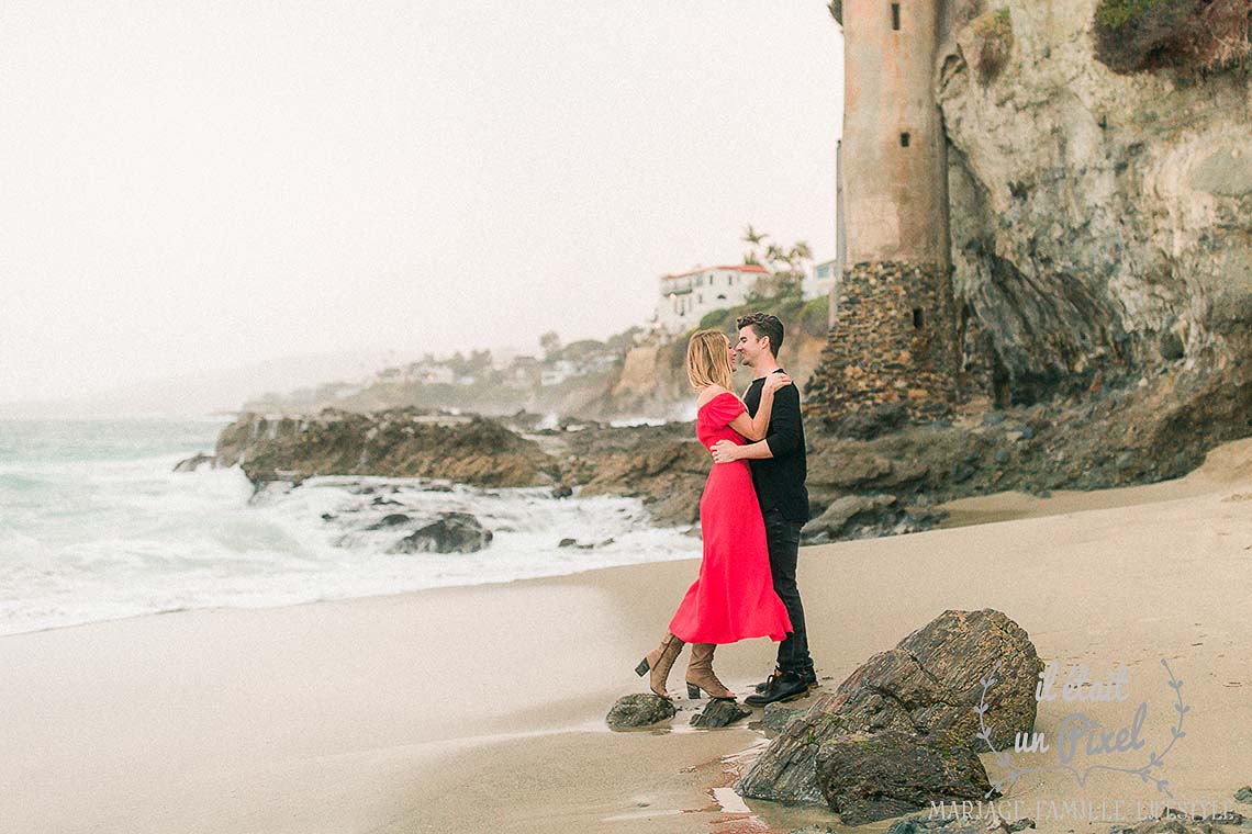 Sance engagement sur une plage californienne