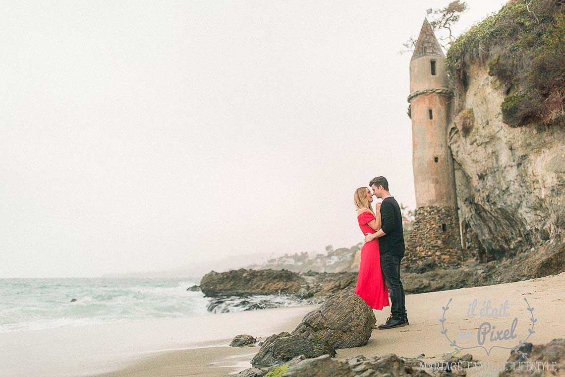 Sance engagement sur une plage californienne