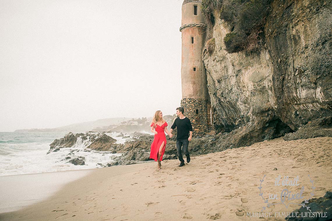 Sance engagement sur une plage californienne