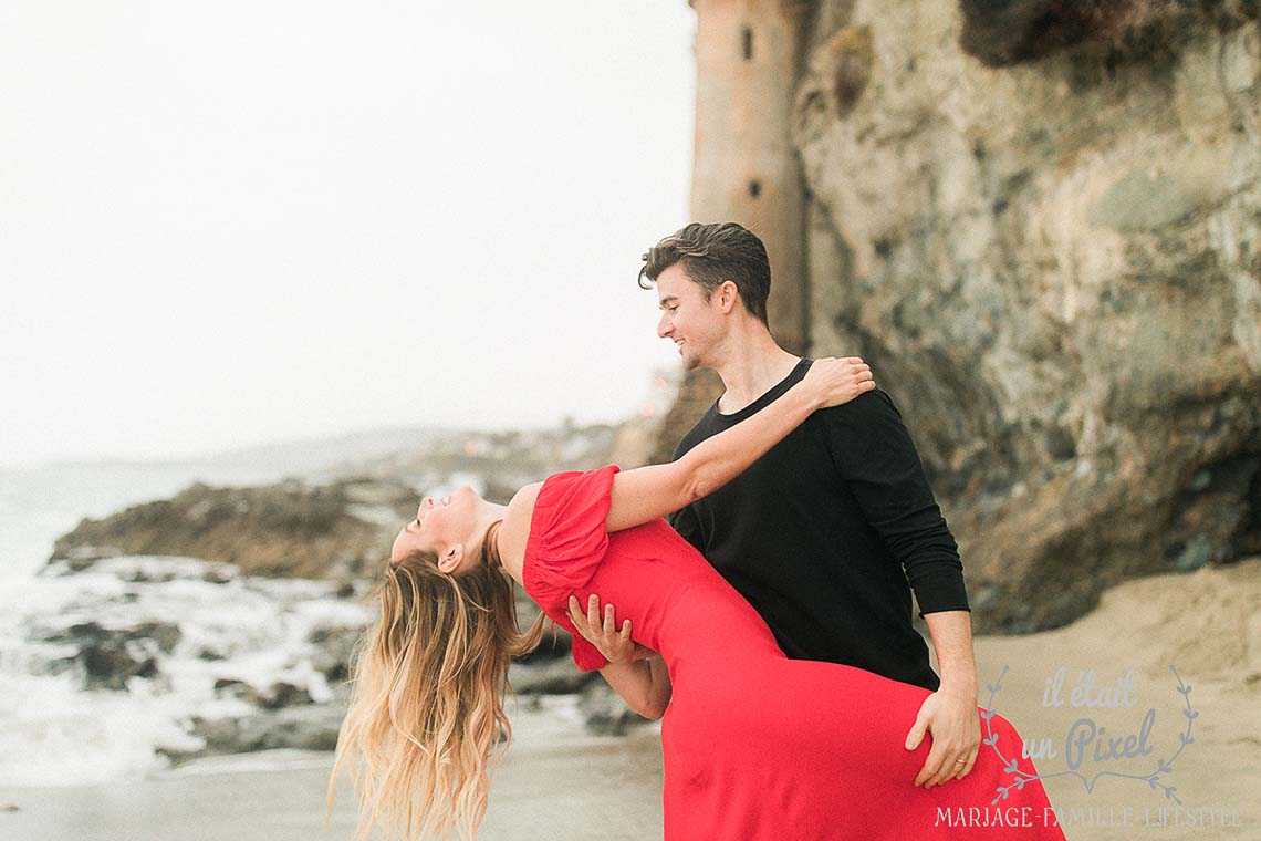 Sance engagement sur une plage californienne