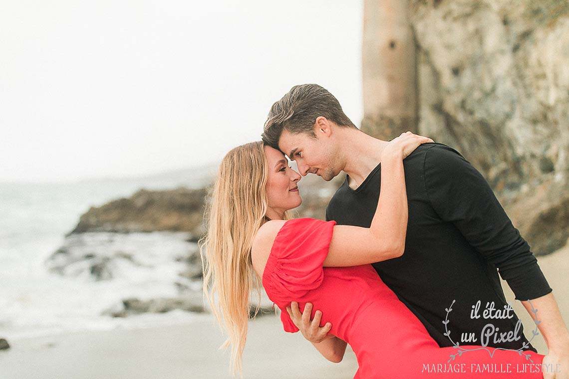 Sance engagement sur une plage californienne