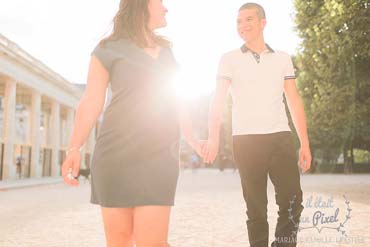 Couple marchant au coucher du soleil au jardin du Palais Royal à Paris