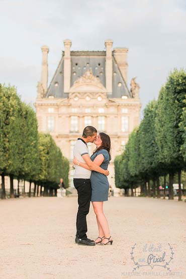 Couple aux Tuileries pendant leur séance engagement à Paris