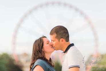Couple s'embrassant en face de la grande roue des tuileries à Paris