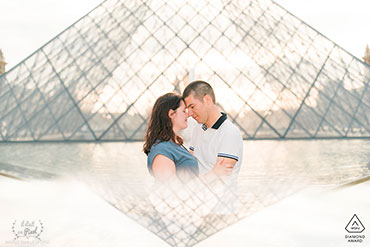 Couple s'embrassant à Paris