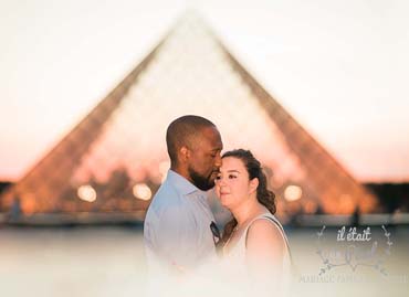 Couple à Paris pendant leur séance engagement