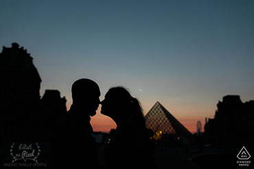 Couple en ombre chinoise au coucher du soleil pendant une séance engagement à Paris