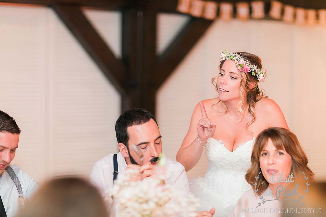 Reportage de mariage avec ceremonie laique a la Catrache, 78