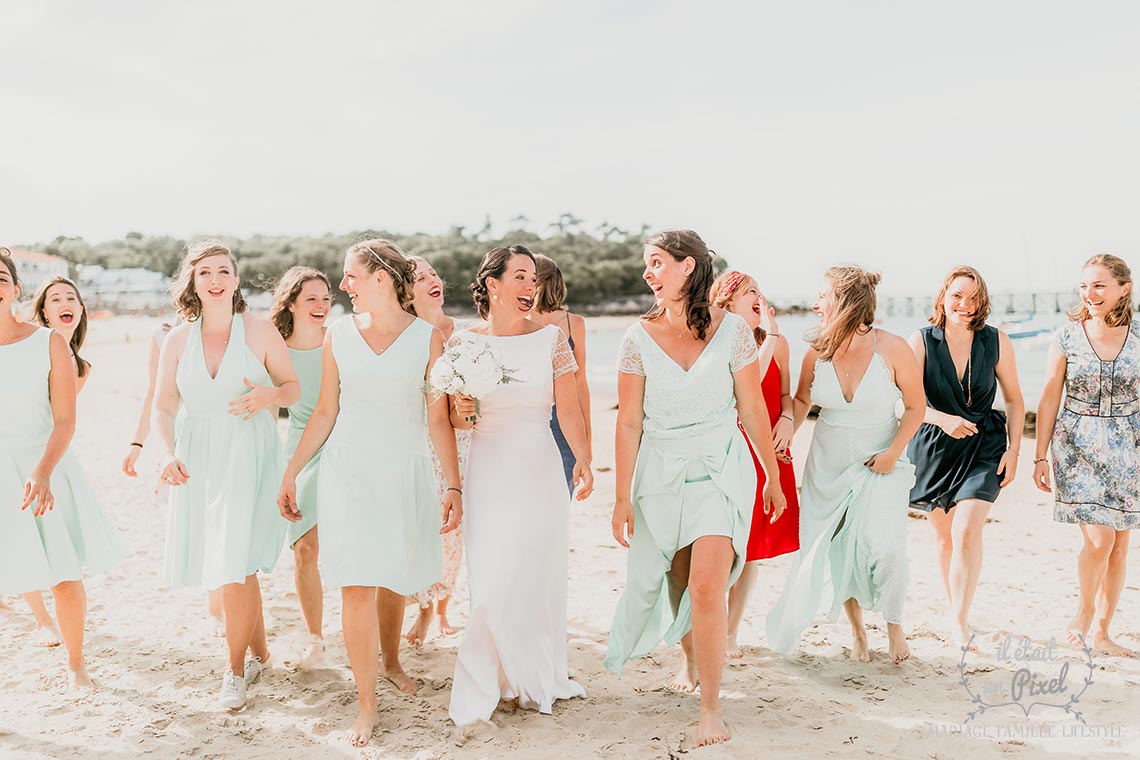 Mariée avec ses témoins et amies marchant et riant sur la plage des dames sur l'Ile de Noirmoutier