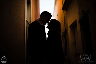 Couple en ombre chinoise dans une rue étroite des Sables d'Olonne