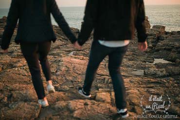 Couple marchant sur la cote rocheuse de Vendée en se tenant par la main (le puits d'enfer)