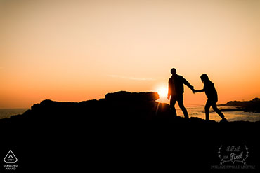 Couple en silhouette au coucher du soleil au puits d'enfer, les Sables d'Olonne