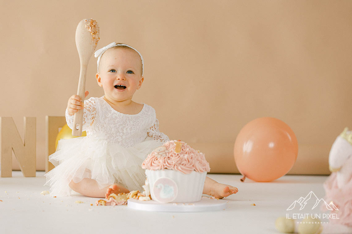 Smash the cake ! session with an sweet and adorable baby girl