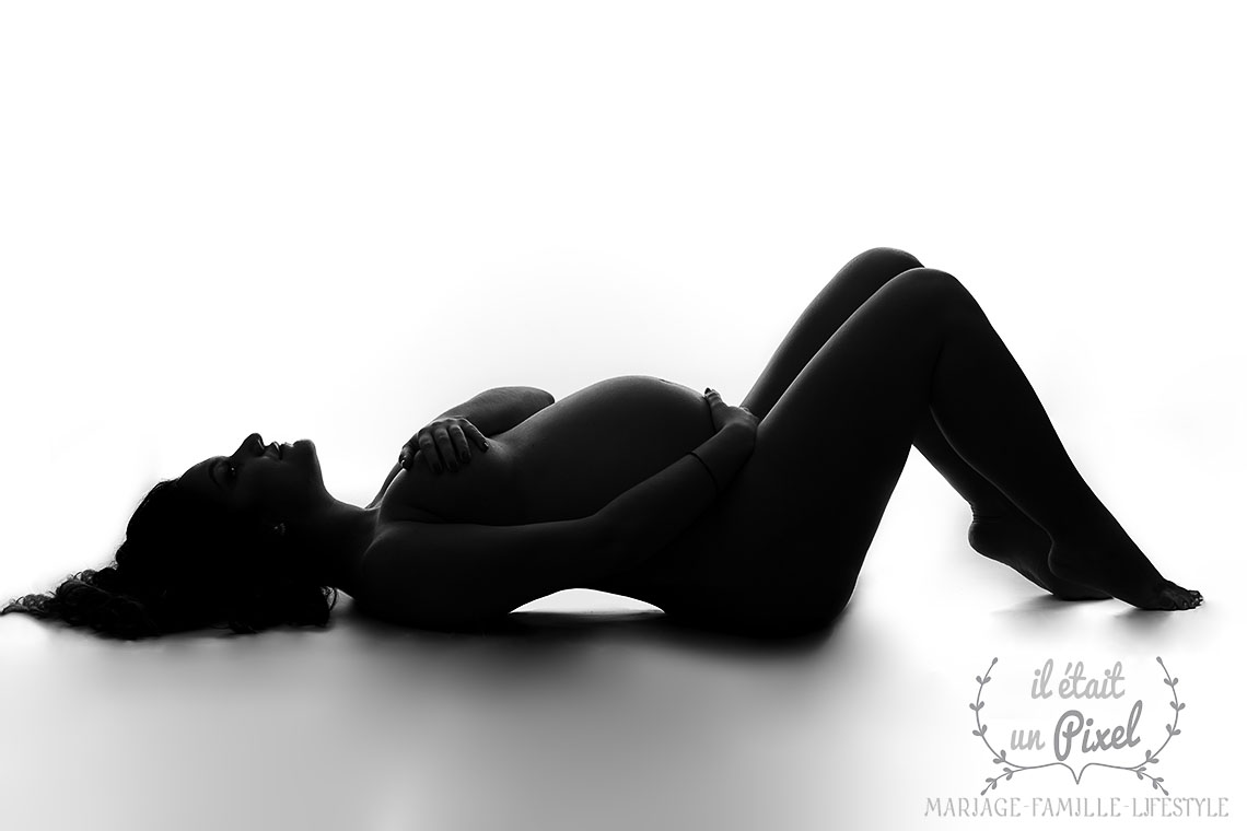 Séance photo grossesse artistique en studio