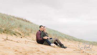 Couple assis sur la plage de la Paracou aux Sables d'Olonne
