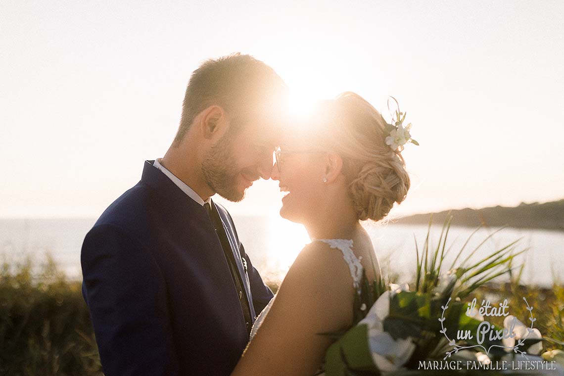 Couple de mariés au coucher du soleil à la baie de cayola, aux Sables d'Olonne