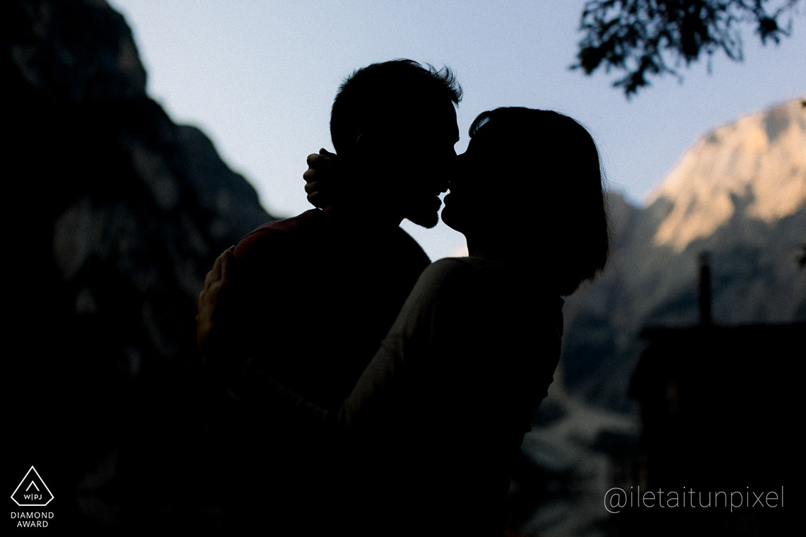 S�ance de couple en Italie dans les Dolomites