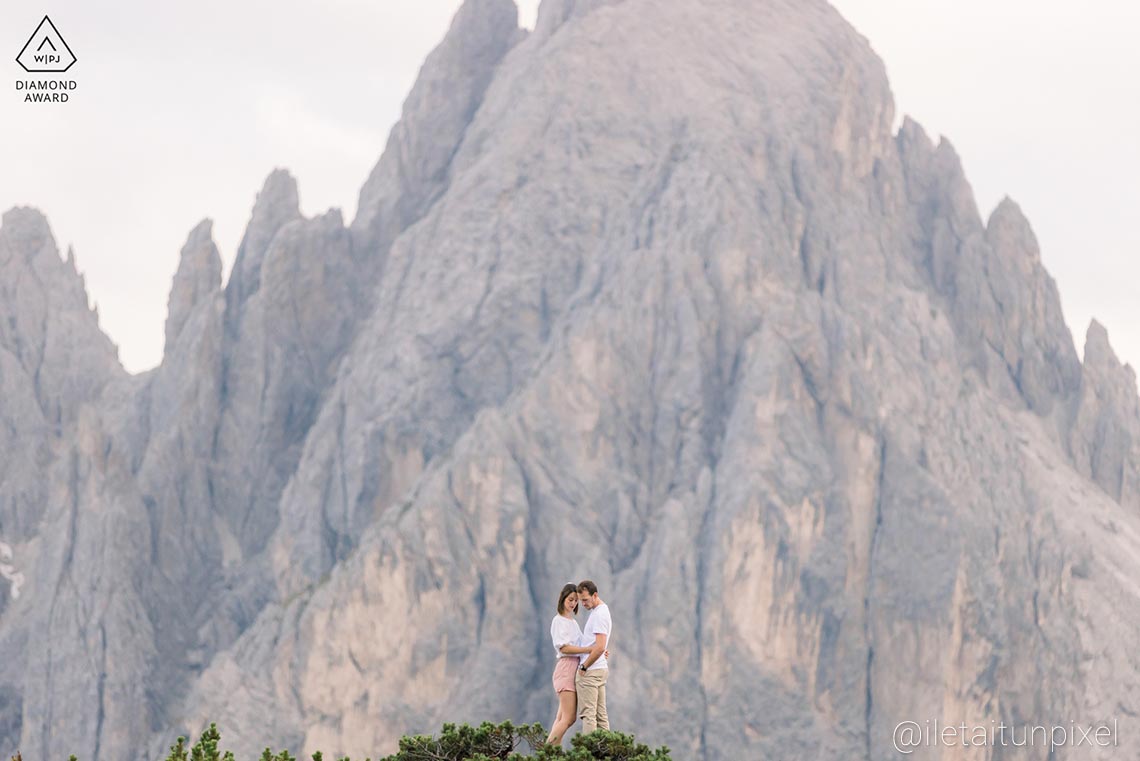 Sance de couple en Italie dans les Dolomites