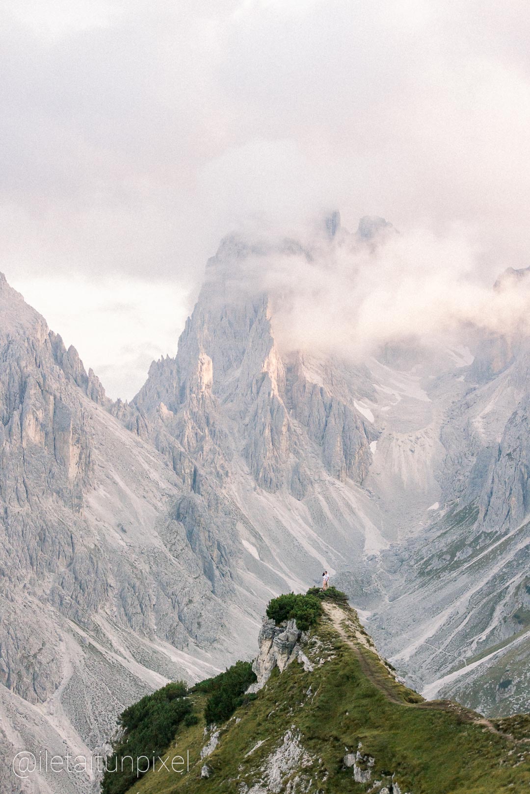 Sance de couple en Italie dans les Dolomites