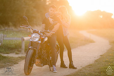 Couple au coucher du soleil avec une moto