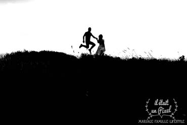 Couple sautant sur une dune en Vendée (silhouette)