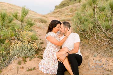 Couple amoureux assis dans les dunes en Vendée au coucher du soleil