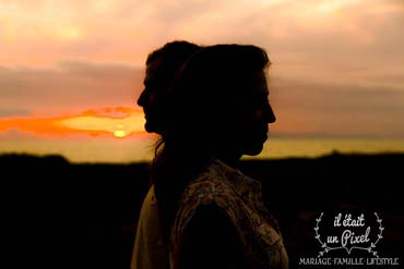 Visages d'un couple en ombre chinoise au coucher du soleil en Vendée