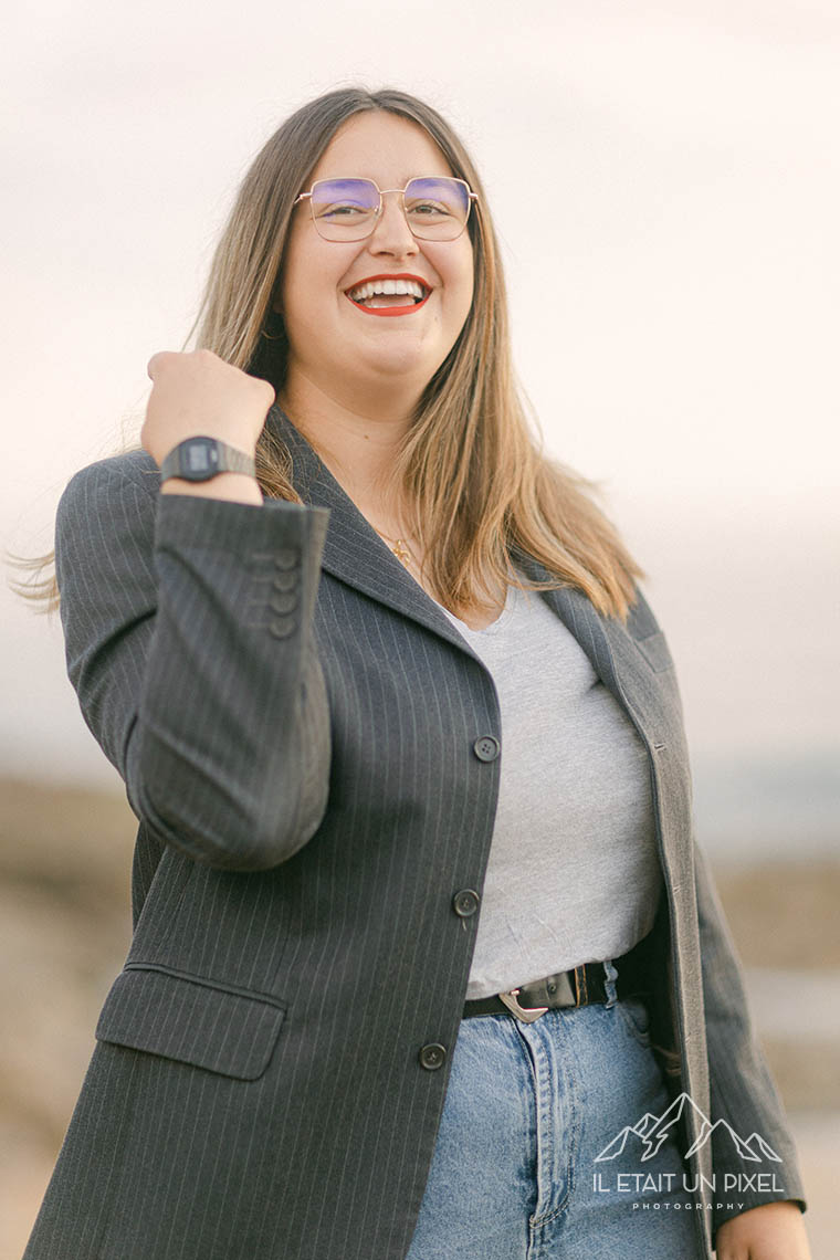 Shooting portrait sur la plage pour fter un anniversaire