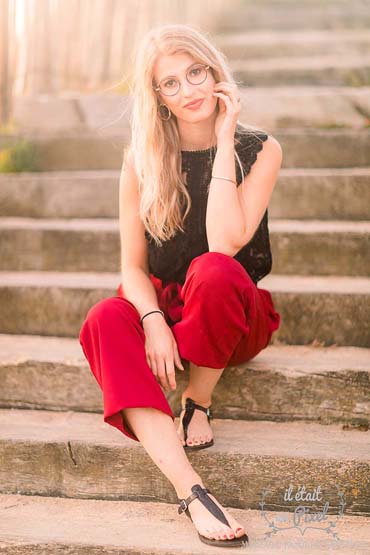 Portrait d'une jeune femme assise en bord de mer pendant un shooting