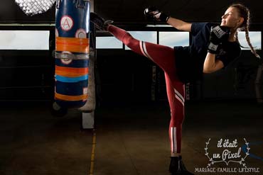 Portrait d'une boxeuse instructrice dans sa salle en action