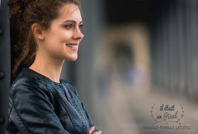 Portrait d'une jeune femme sous le pont Bir-Hakeim à Paris pendant un shooting photo