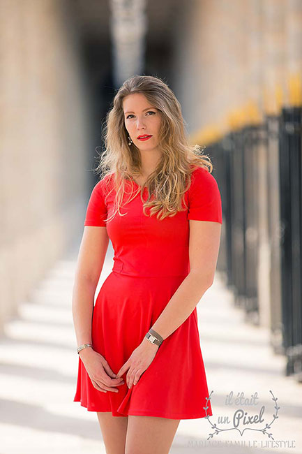 Portrait d'une jeune femme avec lumière douce et style fine art au Palais Royal (Paris) pour un shooting