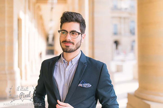 Portrait d'un jeune homme classe sous les colonnes du Palais Royal à Paris