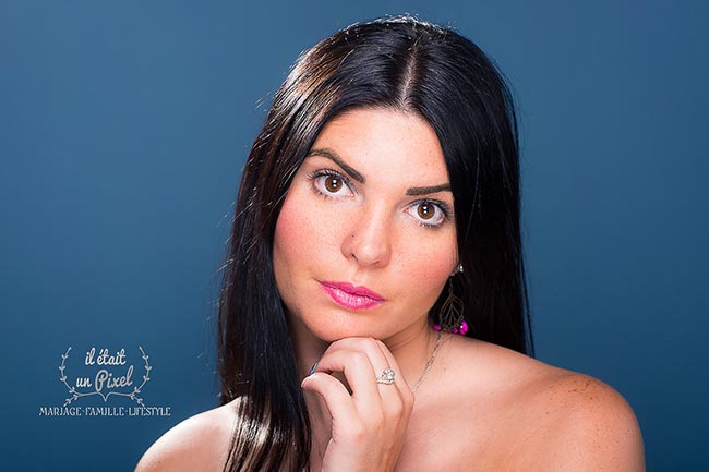 Portrait studio beauté de miss Paris 2016 Odrey Brook  pendant un shooting photo avec fond bleu