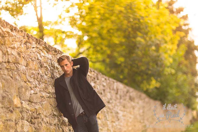 Portrait en contre jour au coucher du soleil d'un mannequin homme americain dans les campagne des yvelines