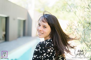 Portrait d'une jeune femme courant près de sa piscine pendant un shooting